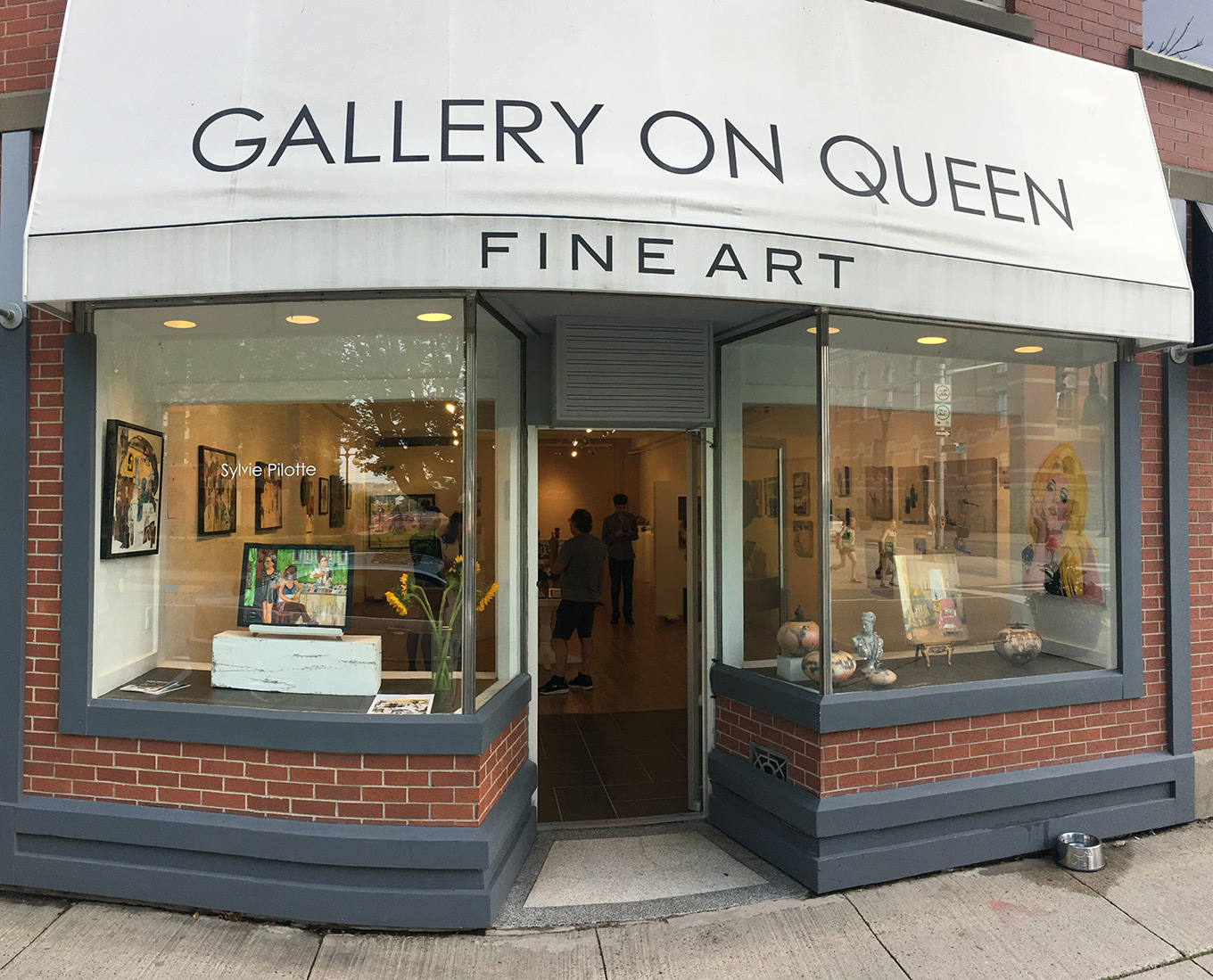 Gallery on Queen