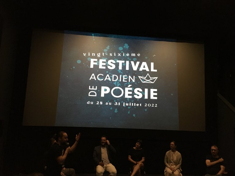 Logo du festival à l'écran du cinéma